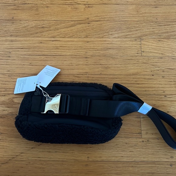NWT Black Lululemon Fleece Sherpa Everyday Belt Bag! - Picture 5 of 10